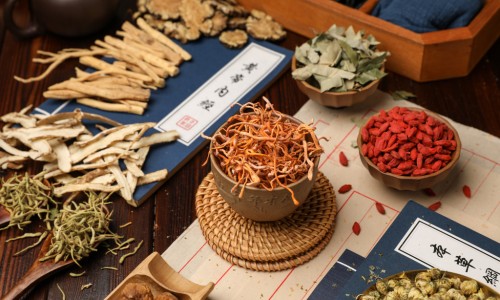 中药红藤功效与作用-中药藤红的功效与作用网—知名的中药材红藤的性味归经与功效网站,分享中药红藤起什么作用知识